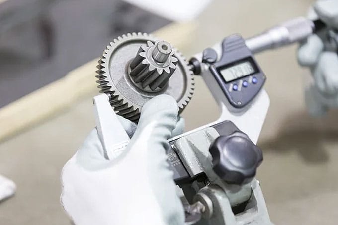 测量 CNC 机加工零部件的一般公差与精密公差