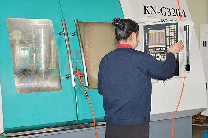 什么是 CNC 加工：计算机数控设备切削金属工件