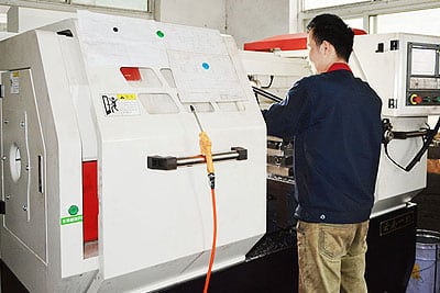 SYZ Machine CNC 技师为定制零件调试加工中心