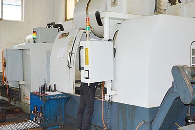 运行生产批次的 CNC 加工中心