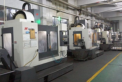 SYZ Machine 多台加工中心运行中的 CNC 加工车间