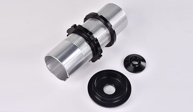 带螺纹套筒、弹簧座和锁紧环的可调式 Coilover 套件