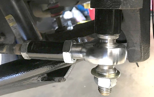 包含 Rod End、横拉杆套管、锥形球头和垫片的 Bump Steer 套件