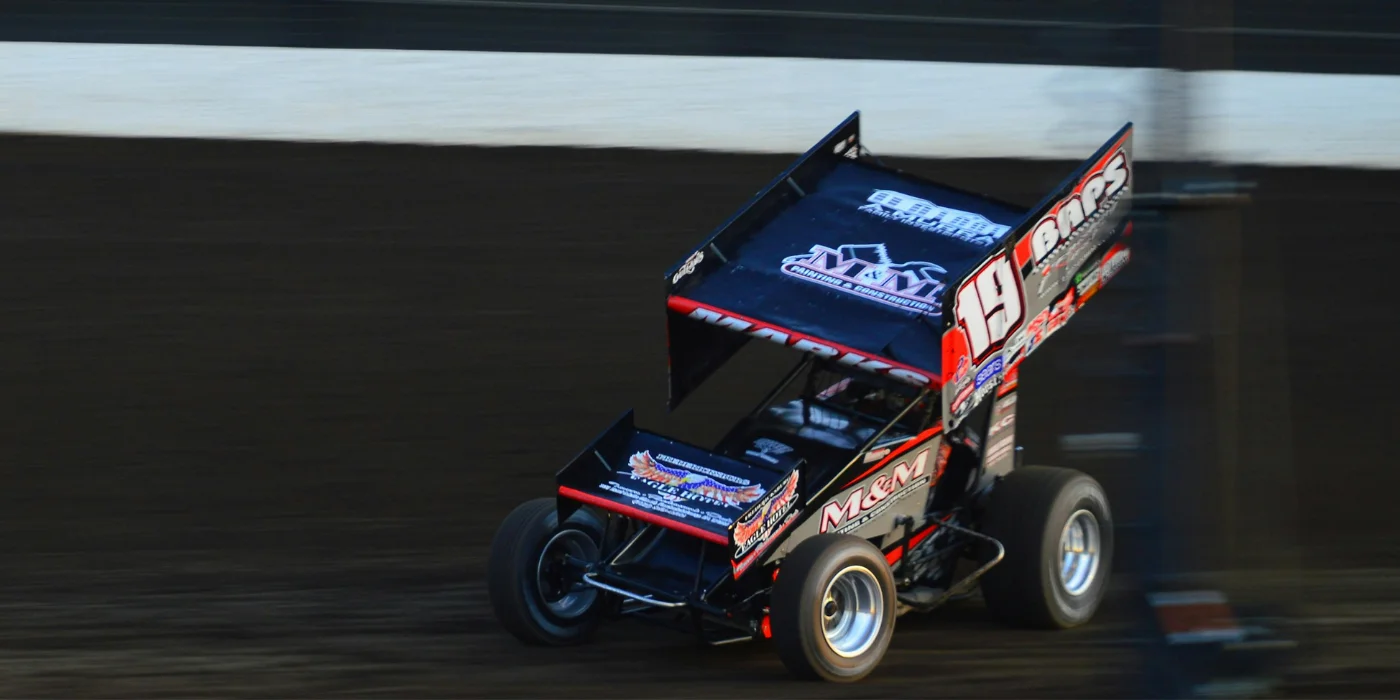 在泥地椭圆赛道上比赛的 Sprint Car