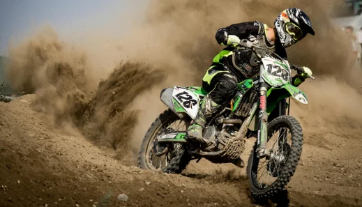 在泥地赛道上比赛的 Motocross 骑手
